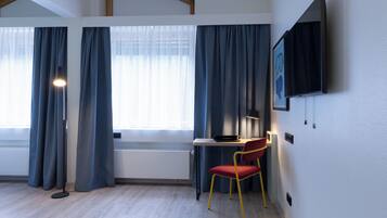 Premium-Zimmer, 1 King-Bett | Badezimmer | Dusche, kostenlose Toilettenartikel, Haartrockner, Handtücher