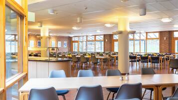 TĂ€gliches FrĂŒhstĂŒcksbuffet (17 EUR pro Person)