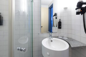 Shower, free toiletries, hair dryer, towels - Garner Hotel Kiel - Akademie by IHG (Kiel)