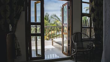 Habitación triple Deluxe, varias camas, Terraza, vista al océano | Caja de seguridad en la habitación, escritorio y insonorización