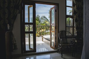 Caja de seguridad en la habitación y escritorio 