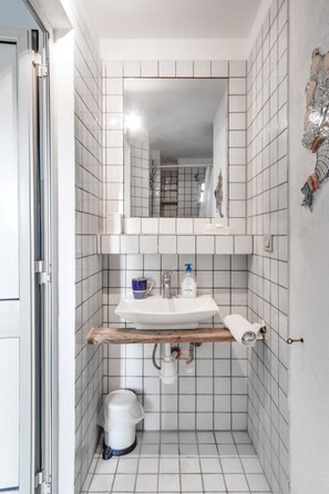 Classic Studio (3 pax) | Bathroom