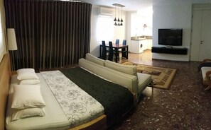 Suite Studio Supérieure, 1 trÚs grand lit et 1 canapé-lit, vue partielle sur la mer | 1 chambre, chambres insonorisées, fer et planche à repasser