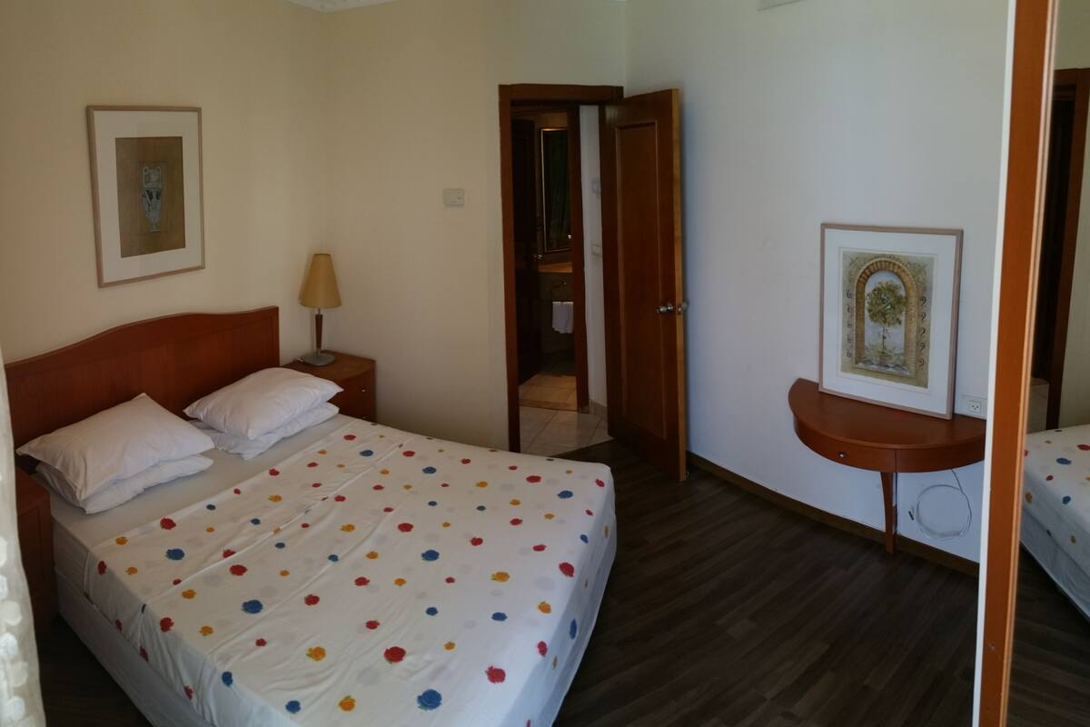 1 habitación, sistema de insonorización y tabla de planchar con plancha 