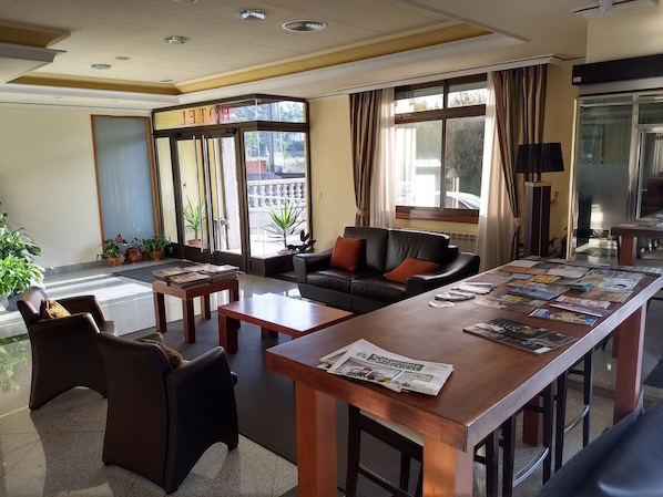 Een 22-inch flatscreentelevisie met digitale zenders en televisie