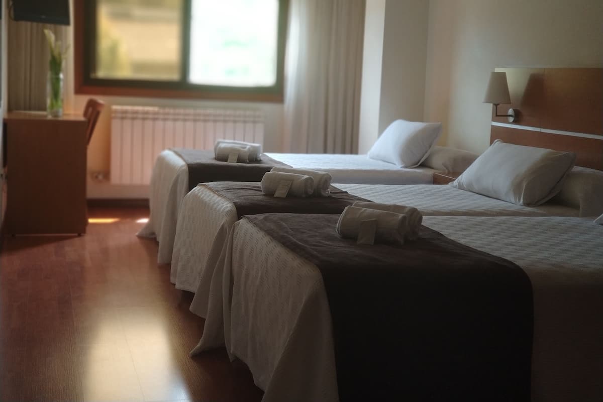 Tripla Comfort | Tende oscuranti, ferro/asse da stiro, culle/letti per bambini (gratuiti)