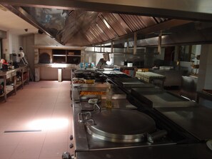 Serveert lunch en diner, lokale gerechten