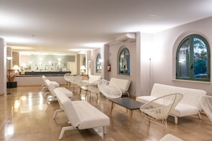 Coin salon dans le hall
