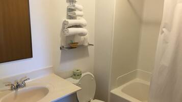 Standard Room, 1 King Bed | Bathroom