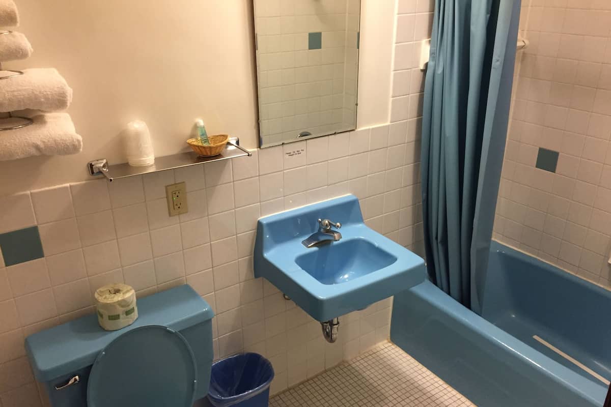 Standard Room, 1 Large Double Bed | Bathroom