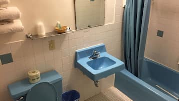 Standard Room, 1 Queen Bed | Bathroom