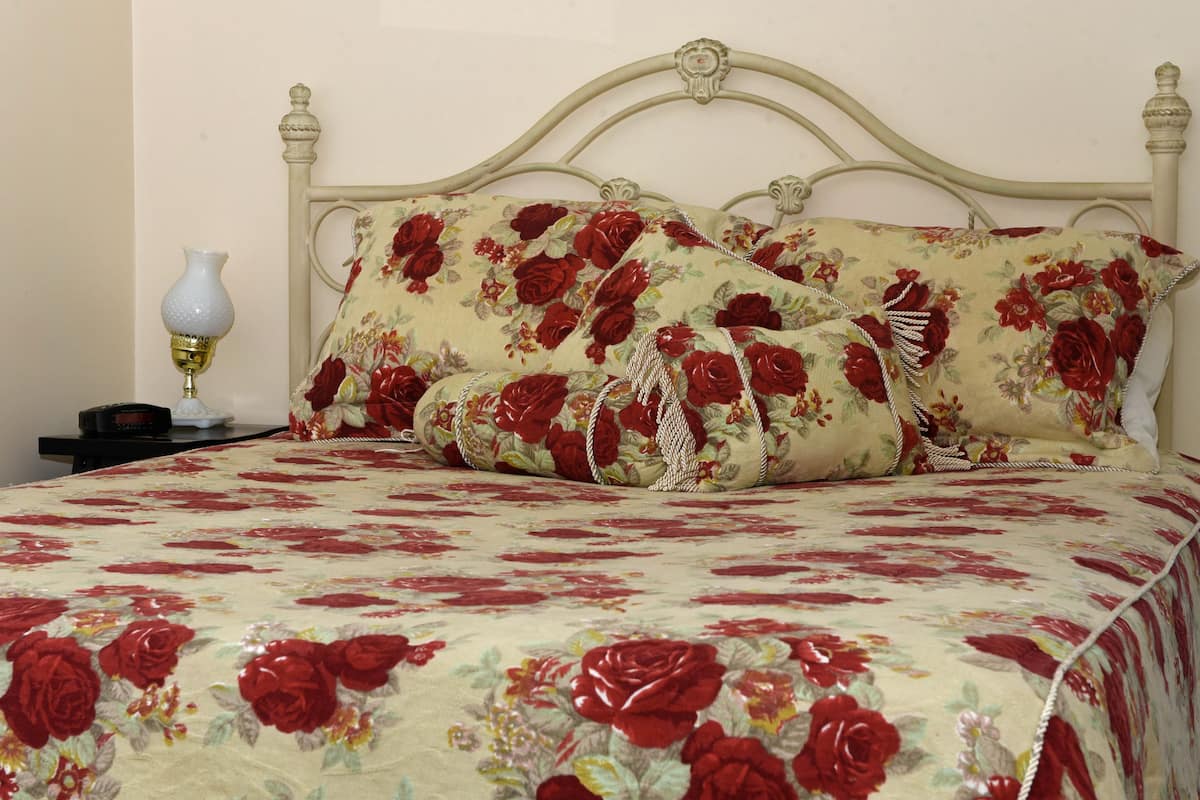 Standard Room, 1 Queen Bed | Free WiFi, bed sheets