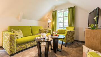 Junior Suite | Premium bedding, free minibar items, in-room safe