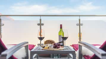 Luxury Studio Suite, Jetted Tub | Premium bedding, free minibar items, in-room safe