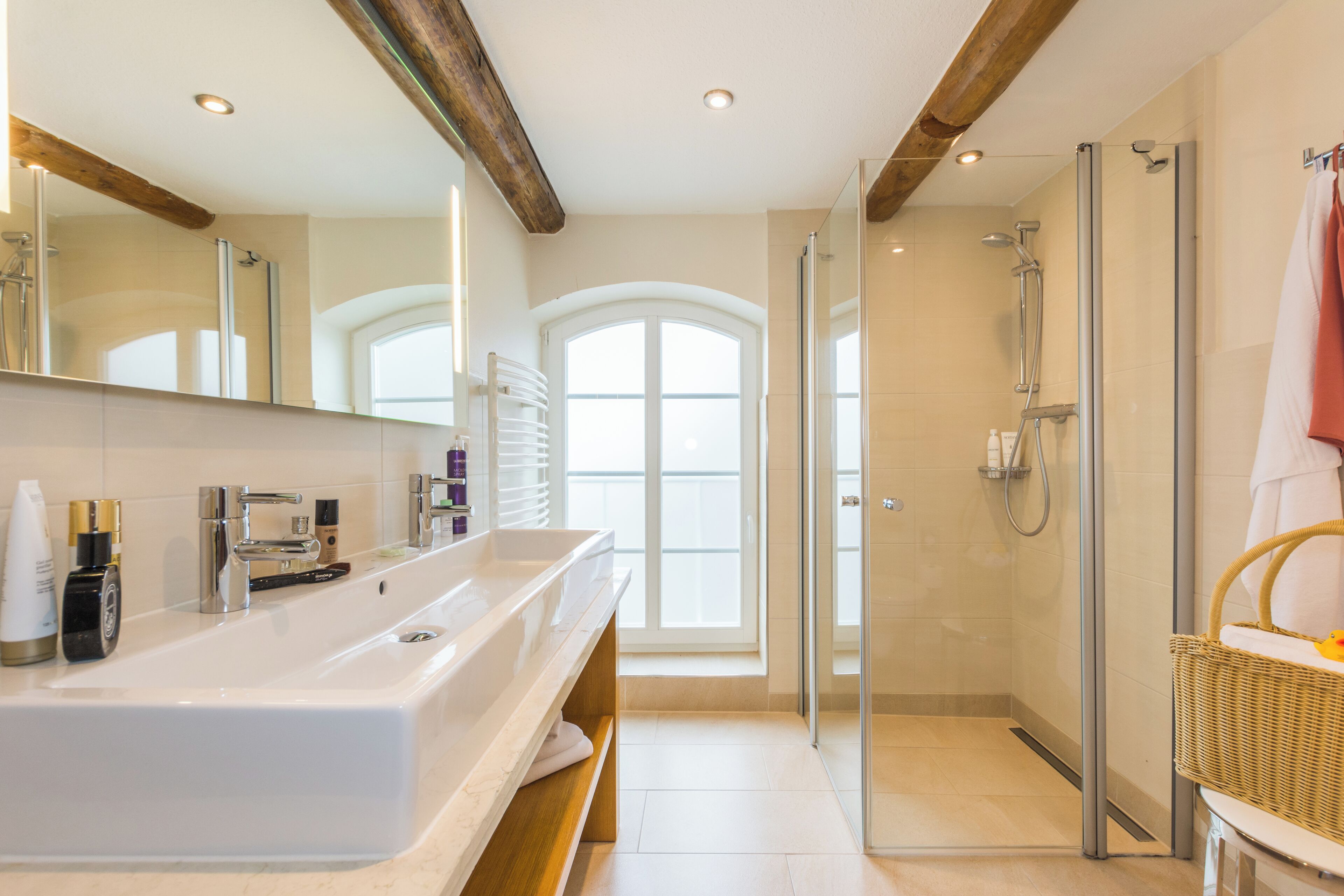 Suite junior | Baño | Artículos de higiene personal de diseño, secador de pelo y zapatillas
