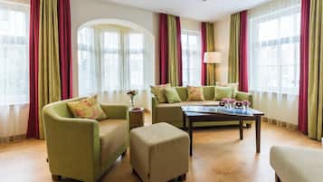 Loft, Hot Tub | Premium bedding, free minibar items, in-room safe