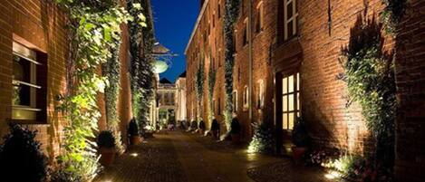 Fachada da propriedade à noite