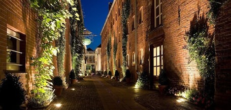 Fachada de la propiedad por la tarde o noche. Romantik Hotel Reichshof