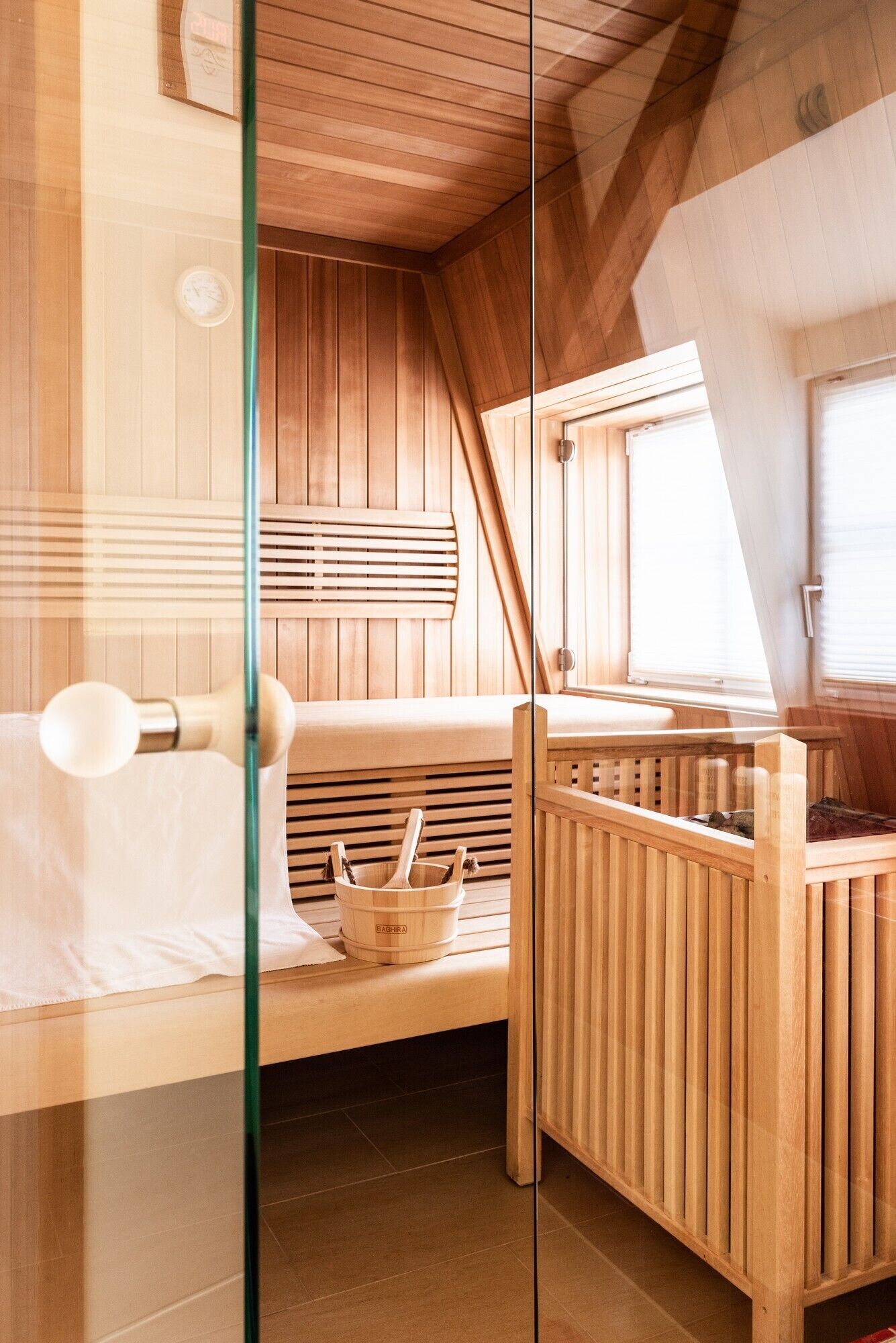 ラグジュアリー ス タジオスイート ジェットバス | 高級寝具、ミニバーのアイテム (無料)、セーフティボックス (室内)、客室ごとに異なる装飾