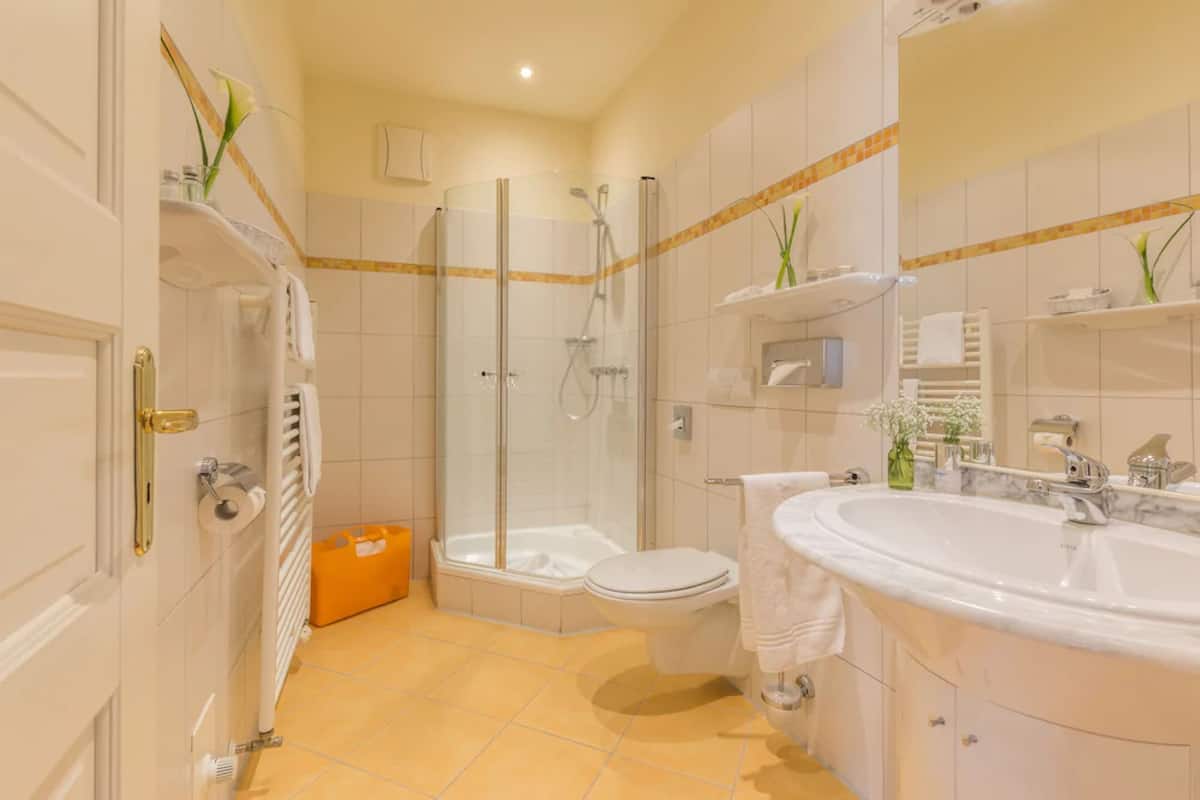 junior suite | bathroom | free toiletries, hair dryer, bathrobes, slippers