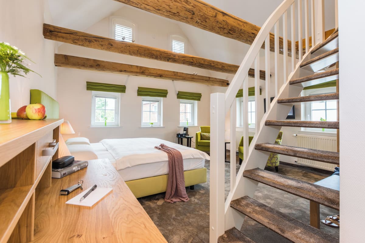 Suite – junior | Sengetøy av topp kvalitet, minibarvarer (inkludert) og safe på rommet