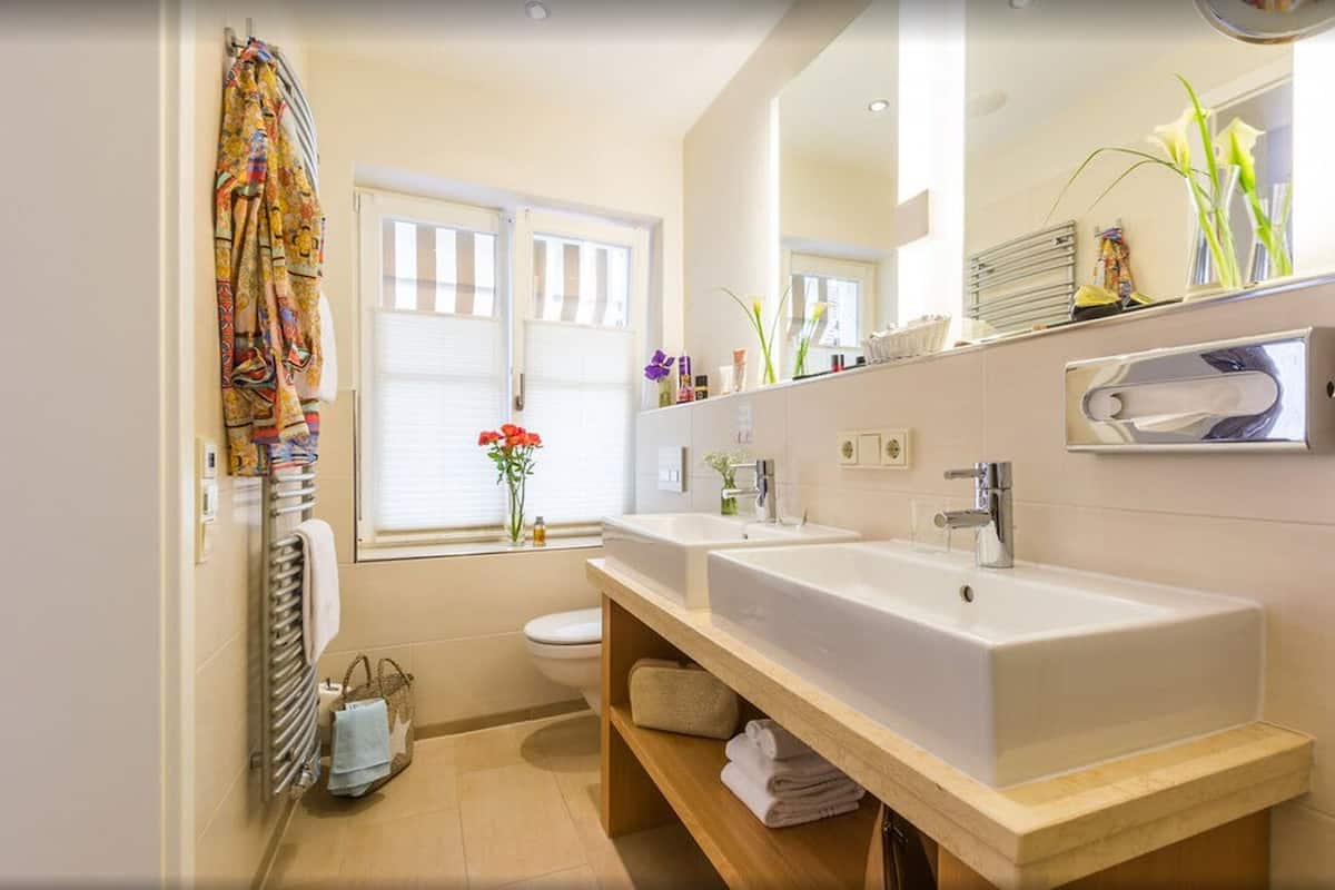 comfort double room | bathroom | free toiletries, hair dryer, bathrobes, slippers