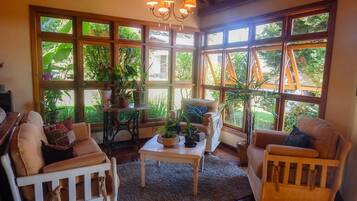 Luxury House, 4 Bedrooms | Ruang tamu | TV skrin rata, pendiangan