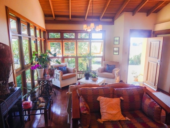 Luxury House, 4 Bedrooms | Living room
