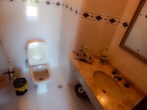 Luxury House, 4 Bedrooms | Bathroom | Shower, bidet, towels - Residencial Luxos do Centro (Canela)