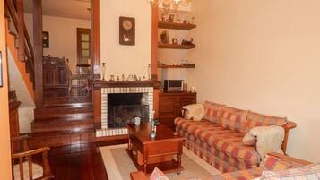 Luxury House, 4 Bedrooms | Ruang tamu | TV skrin rata, pendiangan