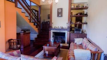 Luxury House, 4 Bedrooms | Living room | Flat-screen TV, fireplace