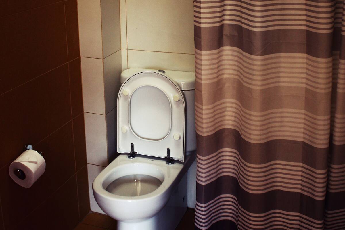 superior double room | bathroom | shower, free toiletries