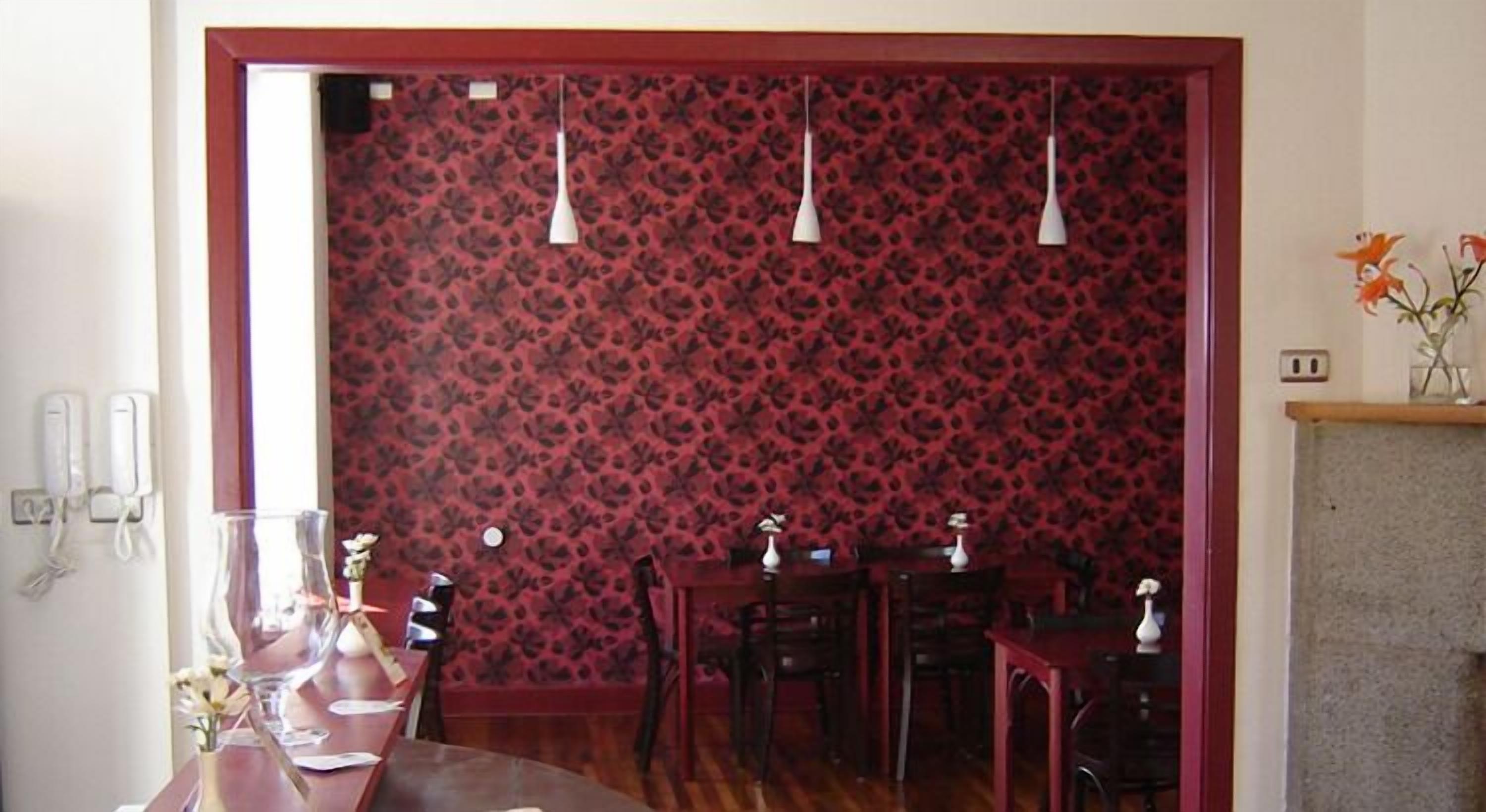 breakfast, lunch, dinner served; international cuisine