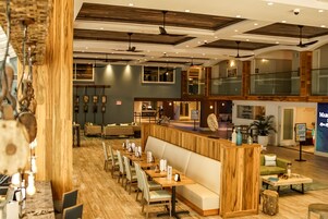 2 bares/lounges, bar molhado, bar ao lado da piscina