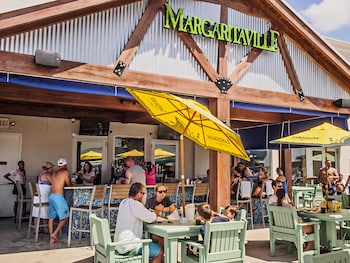 2 bars/lounges, swim-up bar, poolside bar at Margaritaville Resort Biloxi