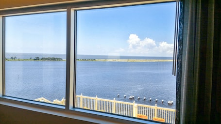 Hypo-allergenic bedding, pillowtop beds, in-room safe, laptop workspace. Margaritaville Resort Biloxi