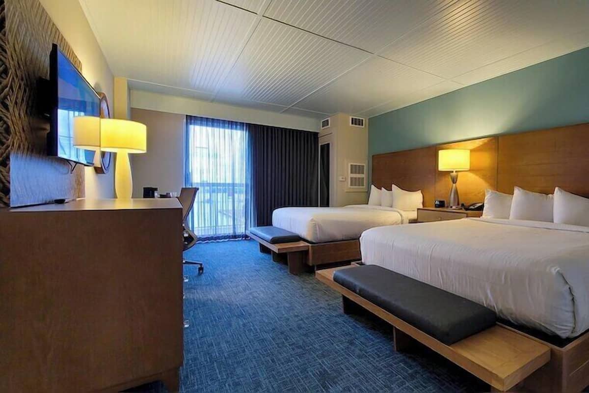 Standard Room, 2 Queen Beds, Balcony (Standard Queen w/balcony) | Hypo-allergenic bedding, pillowtop beds, in-room safe, laptop workspace