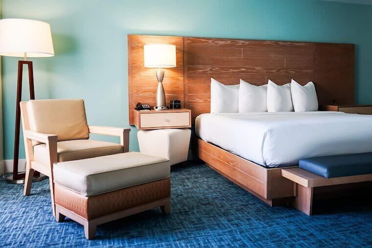 Suite, 1 King Bed, Corner (King Corner Suite) | Hypo-allergenic bedding, pillowtop beds, in-room safe, laptop workspace
