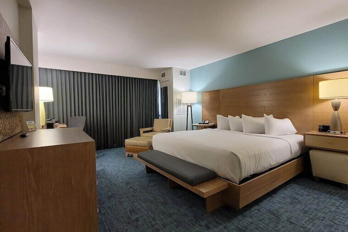 Standard Room, 1 King Bed (Standard King) | Hypo-allergenic bedding, pillowtop beds, in-room safe, laptop workspace