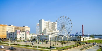 Hotel exterior and entrance at Margaritaville Resort Biloxi