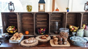 Een houten buffet met diverse gerechten en decoraties.