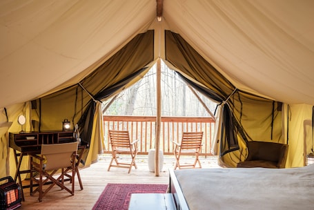 King Tent | Hypo-allergenic bedding, desk, laptop workspace, free cribs/infant beds