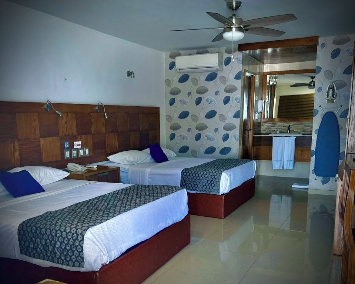 Luxury-Zimmer, 2 Queen-Betten | Schreibtisch, laptopgeeigneter Arbeitsplatz, Bügeleisen/Bügelbrett