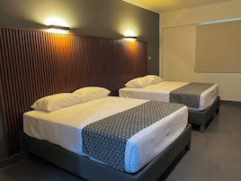 Quarto superluxo, 2 camas Queen | Escrivaninha, espaço de trabalho para notebook