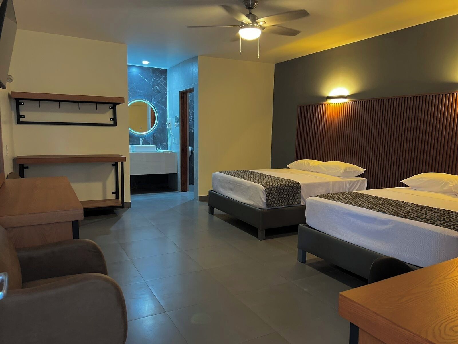 Habitación de lujo, 2 camas Queen size | Escritorio y espacio para trabajar con laptop 