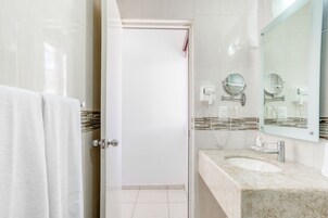 Ducha, secador de pelo, toallas, jabón