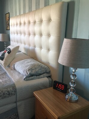 Classic Single Room, 1 King Bed, Refrigerator & Microwave | Individually decorated, individually furnished, free WiFi, bed sheets - Raton Pass Motor Inn (Raton)