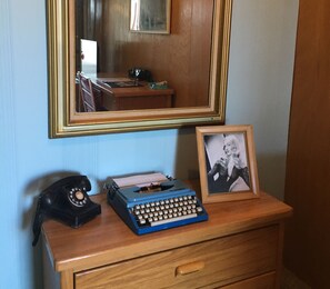 Classic Single Room, 1 King Bed, Refrigerator & Microwave | Individually decorated, individually furnished, free WiFi, bed sheets - Raton Pass Motor Inn (Raton)