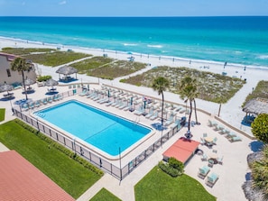 Piscina externa, funciona das 8h às 19h, guarda-sóis, espreguiçadeiras