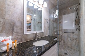Beachfront Condo | Bathroom | Combined shower/tub, free toiletries, hair dryer, towels - Casa Del Mar Longboat Key (Longboat Key)